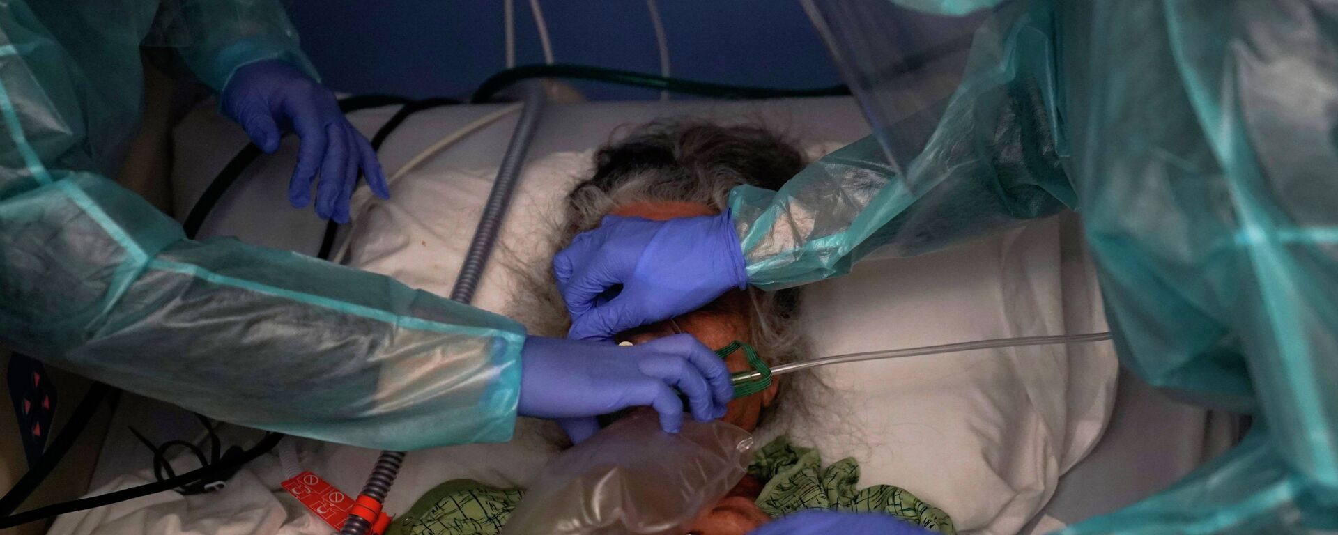 Врачи подключают пациентку к аппарату искусственной вентиляции легких в палате интенсивной терапии в больнице с коронавирусом - Sputnik Казахстан, 1920, 21.02.2022