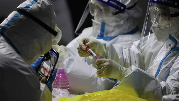 Медики готовят пробирки с ПЦР-тестами на коронавирус для отправки в лабораторию - Sputnik Қазақстан