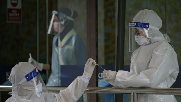 Медики в защитных костюмах проводят ПЦР-тесты на коронавирус - Sputnik Казахстан