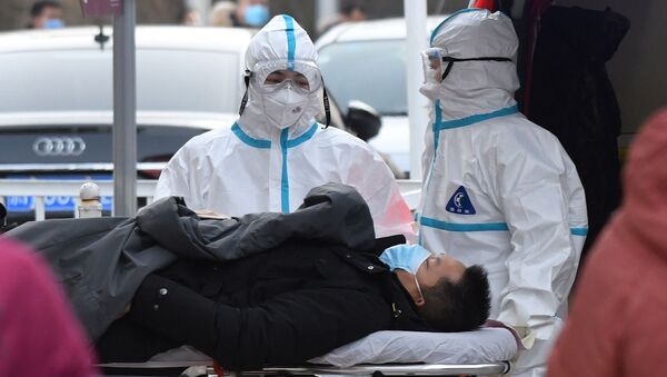 Сотрудники скорой помощи транспортируют пациента с подозрением на коронавирус - Sputnik Қазақстан