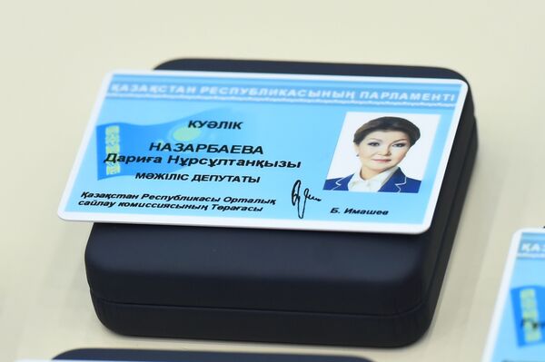 Дарига Назарбаева получила депутатский значок - Sputnik Казахстан