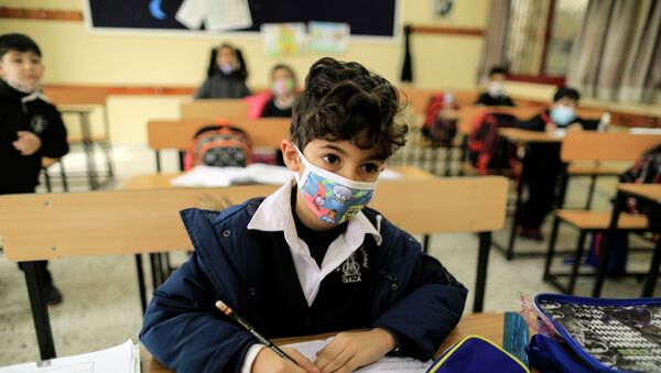 Школьник в маске на уроке  - Sputnik Казахстан