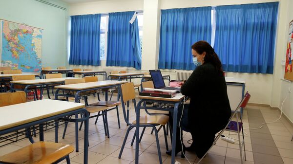 Учительница работает за компьютером в пустом классе  - Sputnik Қазақстан