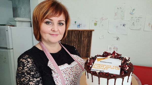 Светлана Босенко с тортиком для Sputnik казахстан - Sputnik Казахстан