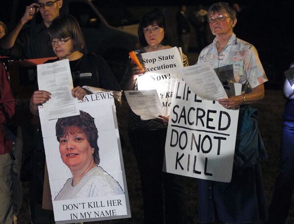 Протестующие против смертной казни Терезы Льюис, осужденной в США за убийство  мужа и пасынка с целью получения страховых выплат - Sputnik Казахстан