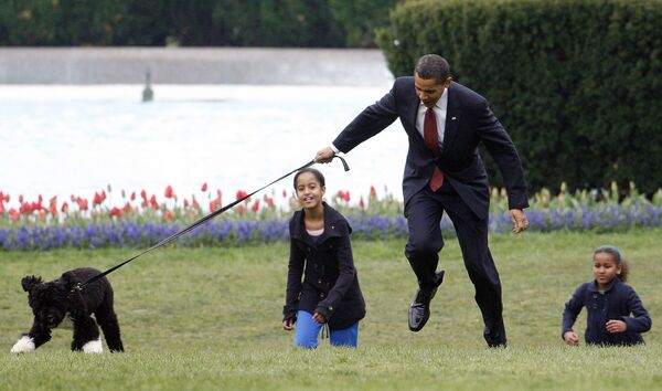 Президент США Барак Обама с детьми и своей собакой Бо в Белом доме, 2009 год - Sputnik Казахстан