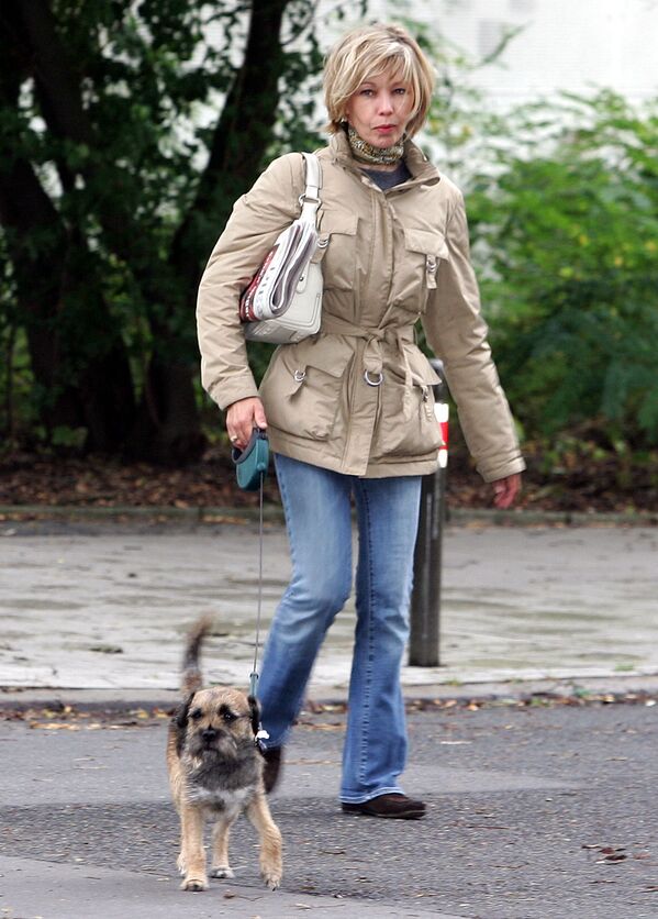 Журналистка и супруга федерального канцлера Германии Герхарда Шрёдера Дорис Шрёдер-Кёпф со своей собакой в Ганновере, 2005 год - Sputnik Казахстан