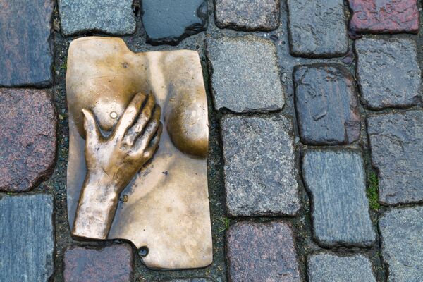 Памятник женской груди на булыжнике в районе красных фонарей в Амстердаме - Sputnik Қазақстан