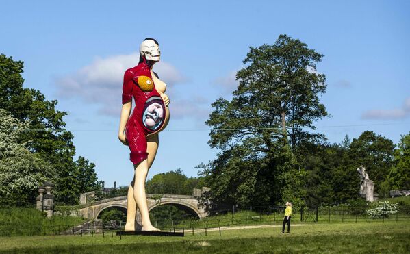 Десятиметровая скульптура The Virgin Mother художника Дэмиена Херста в Йоркширском парке скульптур - Sputnik Казахстан