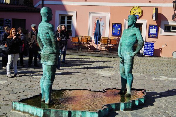 Скульптура-фонтан Писающие мужчины у входа в музей Франца Кафки, Прага - Sputnik Қазақстан