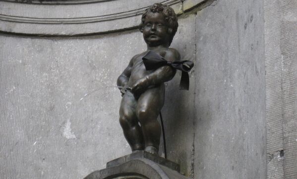 Знаменитая брюссельская статуя Писающий мальчик - Sputnik Казахстан