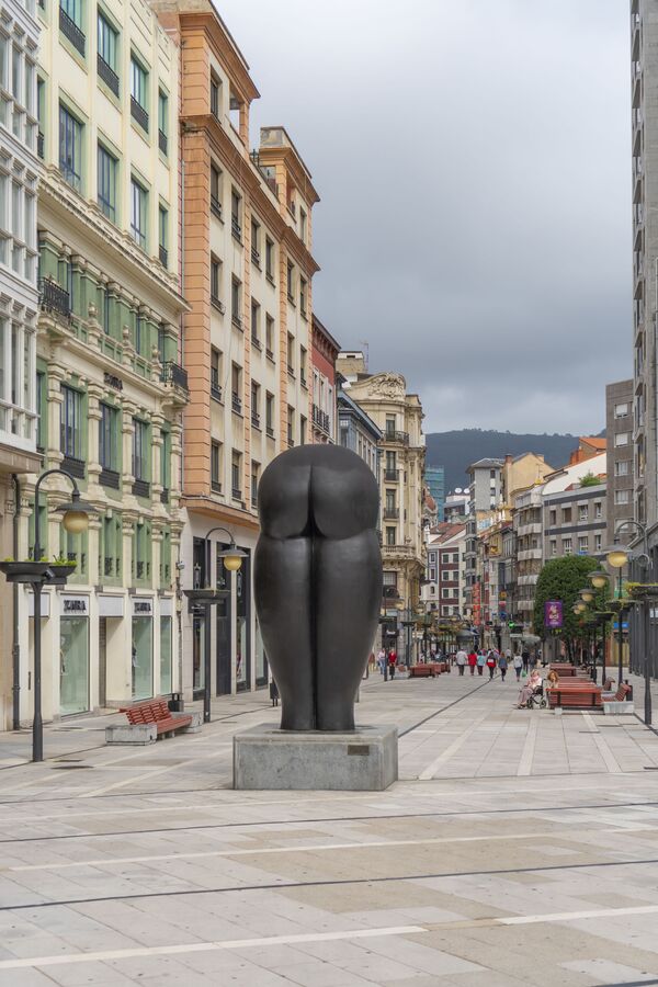 Скульптурное изображение попы в Авьедо, Испания - Sputnik Қазақстан