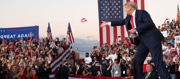 Президент США Дональд Трамп на митинге во время кампании в международном аэропорту Орландо Сэнфорд в Сэнфорде, 2020 год - Sputnik Казахстан