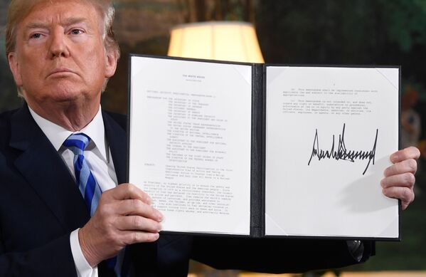 Президент США Дональд Трамп подписывает документ о восстановлении санкций против Ирана после объявления о выходе США из ядерной сделки с Ираном в Дипломатической приемной Белого дома в Вашингтоне, 2018 год - Sputnik Казахстан