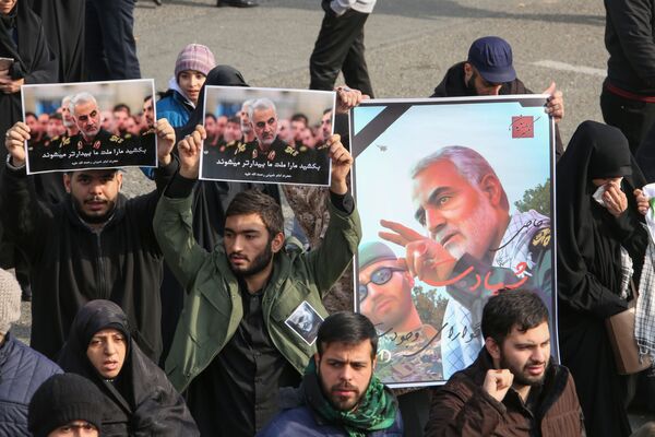 Люди с плакатами с изображением генерала Сулеймани во время демонстрации в Тегеране, Иран, 2020 год - Sputnik Казахстан