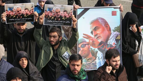 Люди с плакатами с изображением генерала Сулеймани во время демонстрации в Тегеране, Иран, 2020 год - Sputnik Казахстан
