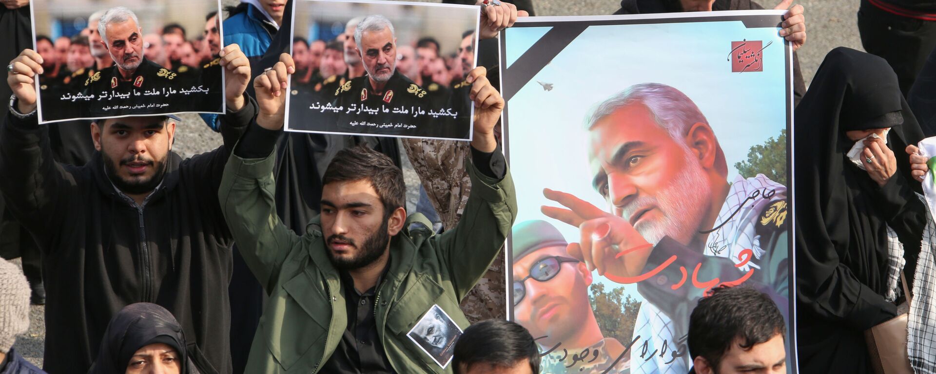 Люди с плакатами с изображением генерала Сулеймани во время демонстрации в Тегеране, Иран, 2020 год - Sputnik Казахстан, 1920, 01.07.2021