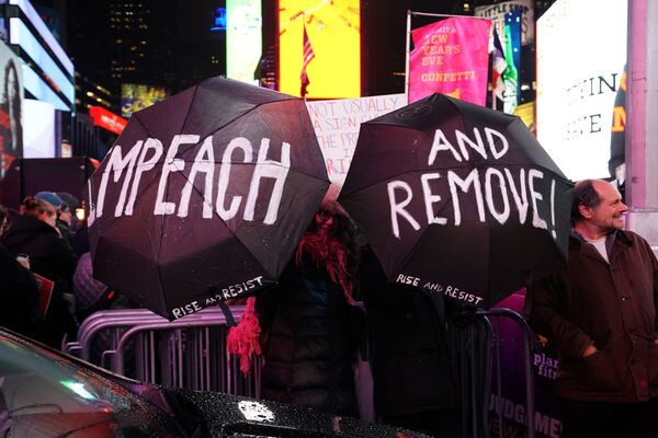 Демонстрация за импичмент Дональда Трампа на Таймс-сквер в Нью-Йорке, 2019 год - Sputnik Казахстан