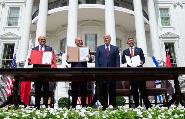 Президент США Дональд Трамп во время подписания соглашения об установлении отношений с ОАЭ и Бахрейном Израилем - Sputnik Казахстан
