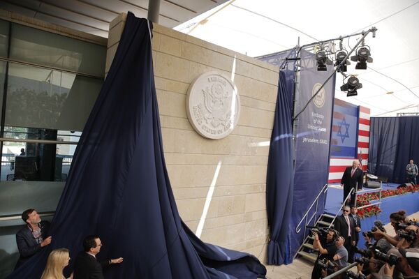 Дочь президента США Дональда Трампа Иванка Трамп (слева) и министр финансов США Стив Мнучин открывают мемориальную доску во время церемонии открытия нового посольства США в Иерусалиме - Sputnik Казахстан