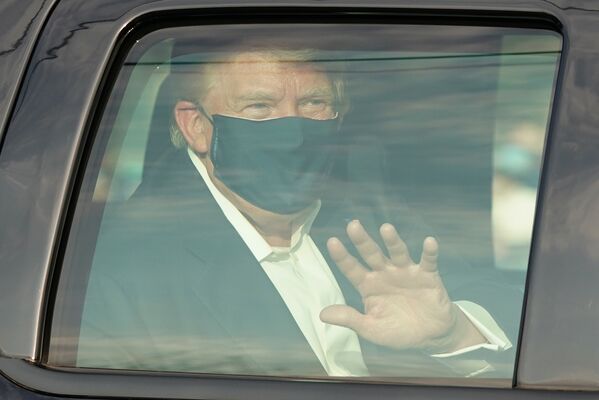 Автомобиль с президентом США Дональдом Трампом проезжает мимо его сторонников в штате Мэриленд - Sputnik Казахстан