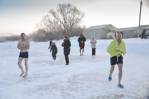 Крещенские купания проходят в одном из самых холодных регионов Казахстана - Sputnik Казахстан