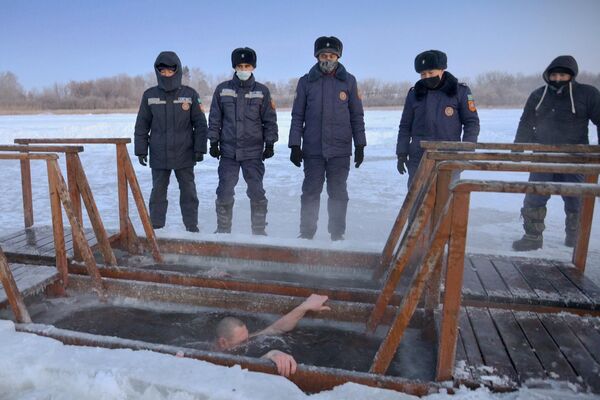 Крещенские купания в Петропавловске - Sputnik Казахстан