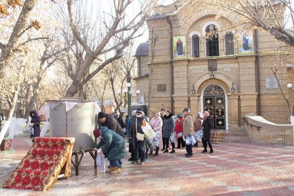 Очередь к емкостям с освященной в Крещение водой - Sputnik Казахстан