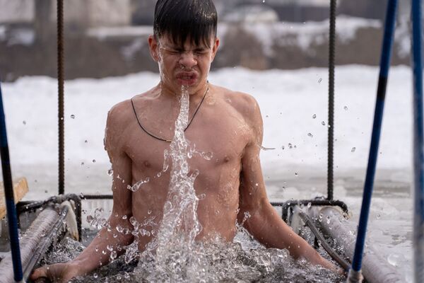 Крещенские купания в Алматы  - Sputnik Казахстан