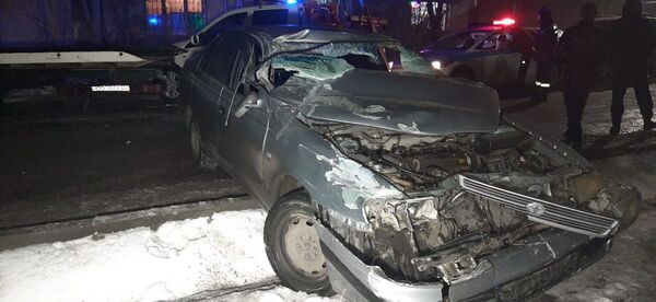 Автомобиль врезался в припаркованный эвакуатор в Алматы: два человека пострадали - Sputnik Казахстан