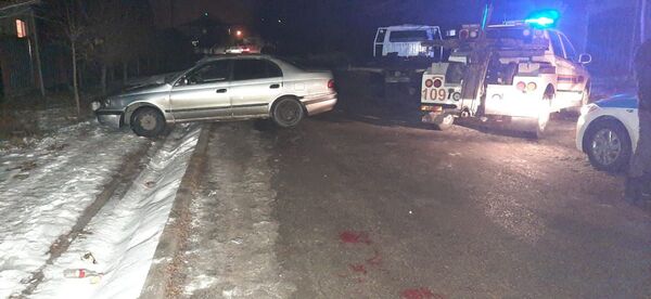 Автомобиль врезался в припаркованный эвакуатор в Алматы: два человека пострадали - Sputnik Казахстан