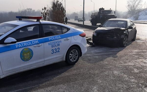 Столкновение Газели и Тойоты на территории индустриальной зоны - Sputnik Казахстан