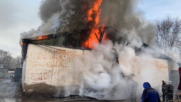 Огнеборцы Алматы за полчаса локализовали пожар на складе с древесиной - Sputnik Казахстан