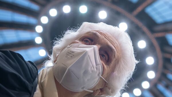 Пожилая женщина в защитной маске  - Sputnik Казахстан