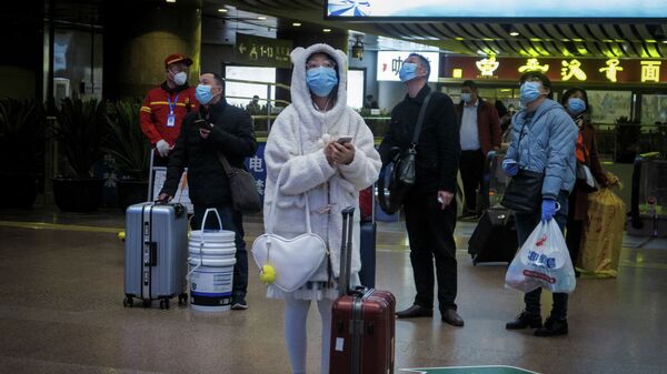 Пассажиры в защитных масках в аэропорту  - Sputnik Казахстан