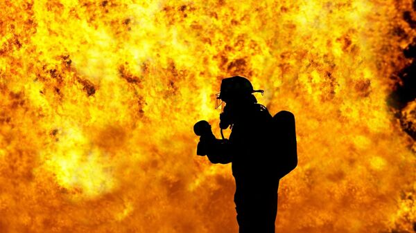 Пожарный на тушении огня, иллюстративное фото  - Sputnik Қазақстан