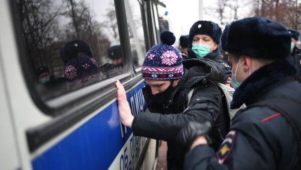 Сотрудники полиции задерживают участника несанкционированной акции сторонников Алексея Навального в Москве - Sputnik Казахстан