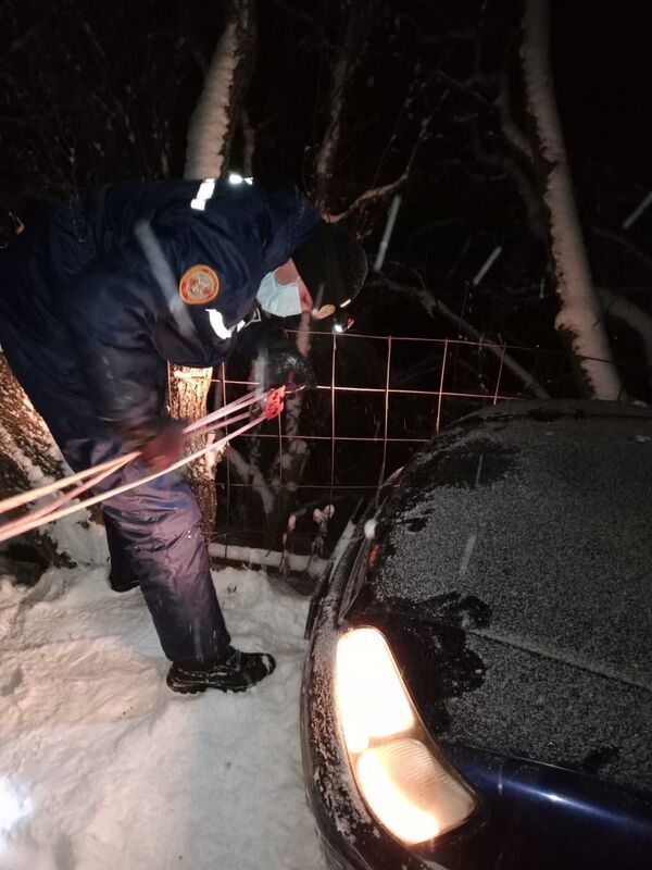 Авто повисло над пропастью: трое мужчин чуть не погибли в Алматинской области - Sputnik Казахстан