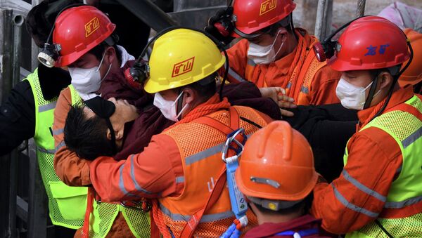 Спасенных горняков подняли на поверхность через две недели после аварии на шахте в Китае - Sputnik Казахстан