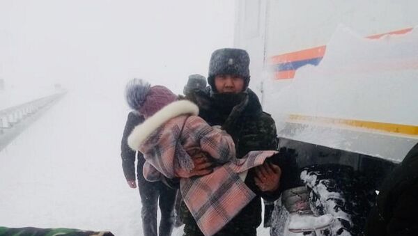 Спасатели вызволяют из снежного плена людей на трассе  - Sputnik Казахстан