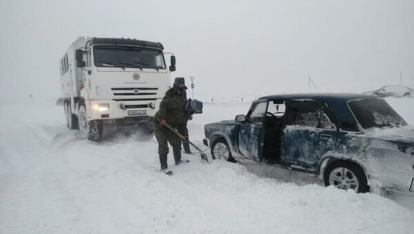 Спасатели вызволяют из снежного плена людей на трассе, архивное фото - Sputnik Казахстан