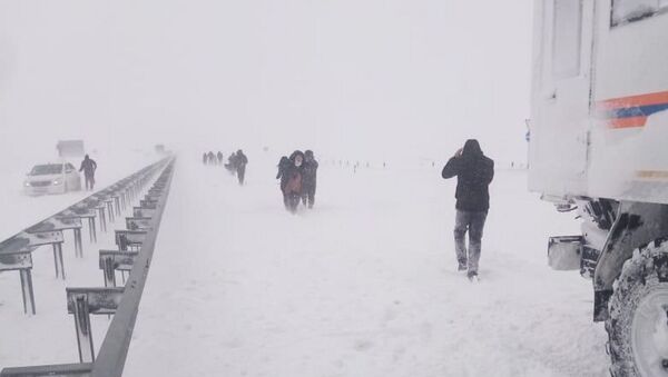 Спасатели вызволяют из снежного плена людей на трассе  - Sputnik Казахстан