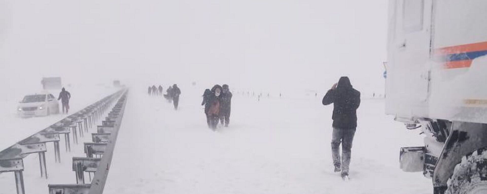 Спасатели вызволяют из снежного плена людей на трассе  - Sputnik Казахстан, 1920, 31.01.2025