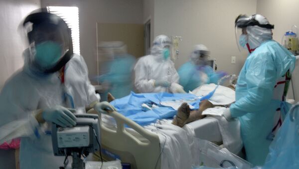 Врачи работают с пациентом в реанимации в больнице с коронавирусом  - Sputnik Казахстан