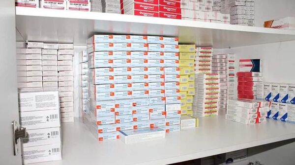 Полка с лекарствами в аптеке  - Sputnik Қазақстан