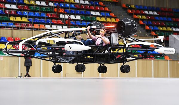 Испытание дрона-такси в помещении Малой спортивной арены олимпийского комплекса Лужники в Москве  - Sputnik Казахстан