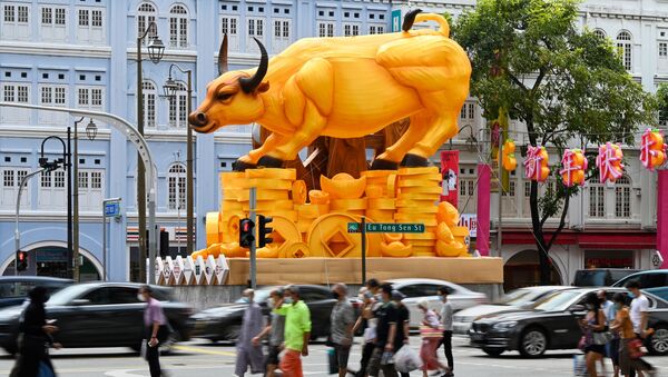 Украшение в виде быка к празднованию Лунного Нового года на одной из улиц Сингапура - Sputnik Казахстан
