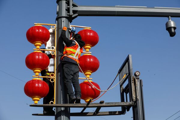 Установка уличных фонарей в преддверии Китайского Лунного Нового года в Пекине, Китай - Sputnik Қазақстан