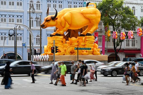 Украшение в виде быка к празднованию Лунного Нового года на одной из улиц Сингапура - Sputnik Казахстан