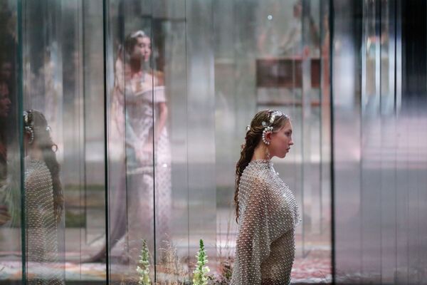 Модель Лила Грейс Мосс в платье Fendi коллекции Haute Couture Весна-Лето 2021 - Sputnik Казахстан